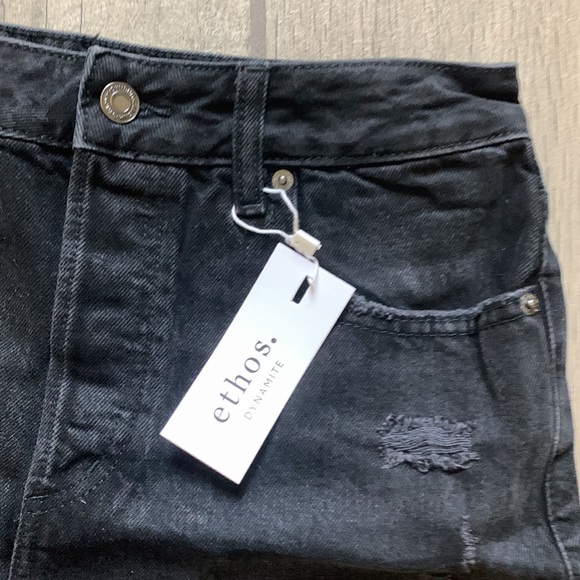 Ethos dynamite Renee black shorts - Picture 2 of 5